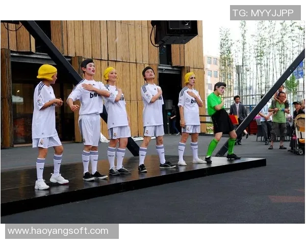 足球明星与孩子们的欢乐互动视频展现温馨瞬间与无尽乐趣